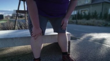 Yakın plan, yürümeye çalışırken ağrılı dizin üzerinden geçir. Kilolu bir kişi fiziksel yaralanmadan muzdarip