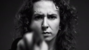 Tek renkli siyah-beyaz dilinde 