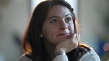 Hayatı düşünen düşünceli bir kadının portresi. Mutlu kadın insan düşünceli duygu kapalı yerde yüzünü kapatır