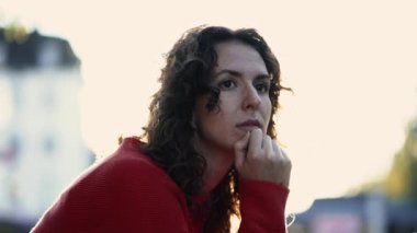 Düşünceli Kadın Şehir Günbatımında Mesafeye Bakıyor, 20 'li yaşların yakından çekilmiş yüzü, el pençe divan duran, derin iç gözlem kararları veren, hayatı düşünen