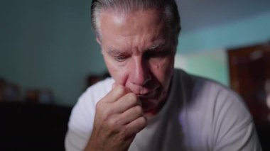 Yüzü Utançla Kaplanan Orta Yaşlı Adam 'ın İfadesi, Umutsuzluk ve Yalnızlıkla Mücadele ve Endişe