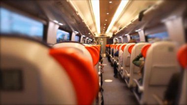 Arka perspektiften seyahet eden yolcularla birlikte görülen yüksek hızlı tren taşımacılığının içi