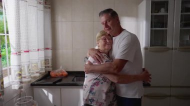 Otantik Yetişkin Oğlanın Yaşlılara Sarılma Portresi, İkisi de Kameraya Bakıyor