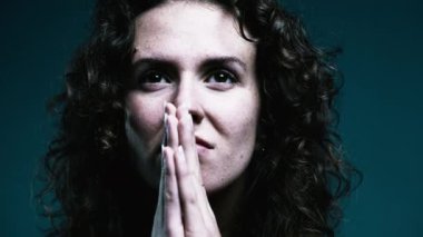 İmanlı bir kadın dua ederken gözlerini gökyüzüne açıyor. Yakın plan 20 'li yaşlarda zor zamanlar geçiriyor.