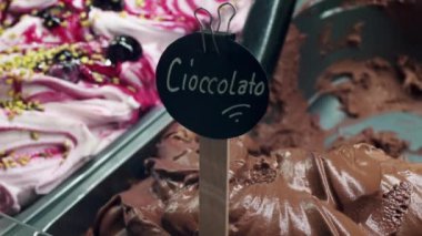Cam tezgahının arkasında sergilenen dondurmacı aromaları, İtalyan aromalı çikolata kelimesiyle yazılmış.