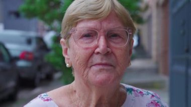 Yaşlı Kadın Yüzünde Dalgın İfade, Beyaz Yaşlıların Sokak Portresi