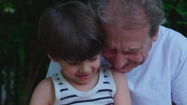 Elderly Man Young Boy Cherish Time Together Park Souvenirs Été — Video