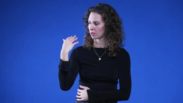 Жінка Відчуває Тепла Махає Рукою Обличчям Стоячи Синьому Фоні — стокове відео