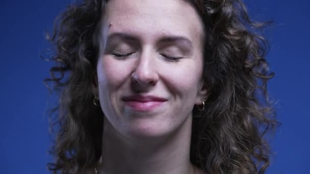 Κοντινό Πλάνο Πρόσωπο Της Γυναίκας Που Κλείνει Μάτια Αισθάνεται Ανακούφιση — Αρχείο Βίντεο