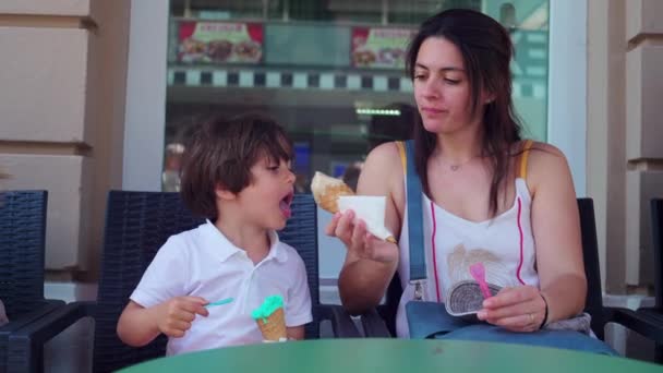 Обмен Мгновениями Сцена Мать Позволяет Ребенку Попробовать Летний Аромат Мороженого — стоковое видео