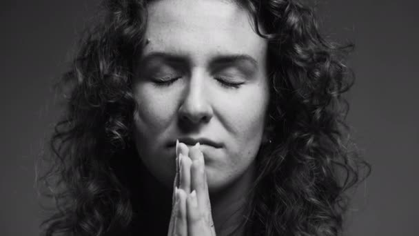 スピリチュアルな20代の人々は グラティトゥーズを感じ 目を閉じて神に献身し Prayerで手を切りました モノクロマティック ブラック ホワイトでFaithを持っている希望的な女性 — ストック動画
