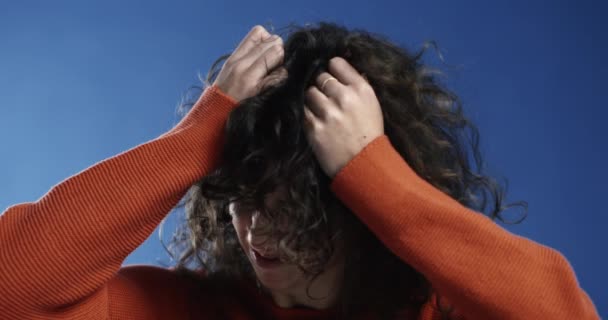 女人沮丧的拉着头发 承受着压力 人在绝望中摇头晃脑 超级慢动作 — 图库视频影像
