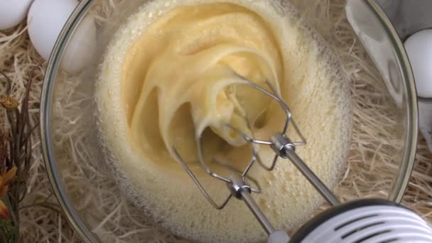 スーパースローモーション ボウルでオムレツのための新鮮な卵を打つ ファームテーマの背景 1000 Fpsで撮影 — ストック動画