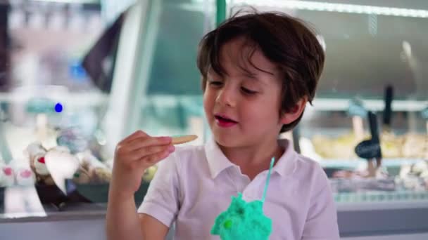 Malý Chlapec Kouskem Zmrzliny Kužel Dítě Těší Barevné Sušenky Dezert — Stock video