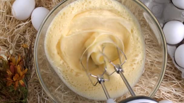 Het Bereiden Van Omelet Met Elektrische Eierklopper Gevangen Super Slow — Stockvideo