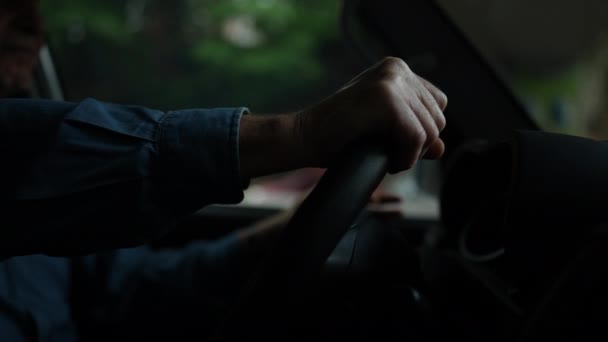 Ręce Osoby Prowadzące Samochód Trzymające Kierownicę Starszy Kierowca Spowolniony Ruch — Wideo stockowe