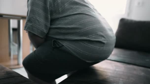 Сидяча Людина Яка Страждає Від Фізичних Травм Коли Піднімається Дивана — стокове відео
