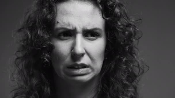 女性表现出强烈的反感 强烈的厌恶情绪 戏剧性的单色特写 — 图库视频影像