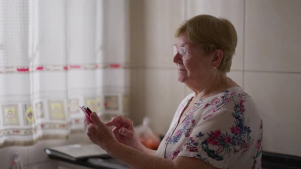 老年妇女在家用手机 老太太用手机打字留言 老人用现代技术 — 图库视频影像