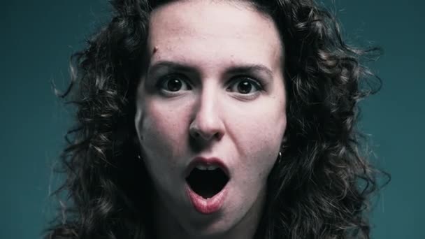 Ανοιχτή Αντίδραση Του Στόματος Της Γυναίκας Στα Κοιτάζοντας Απευθείας Στην — Αρχείο Βίντεο