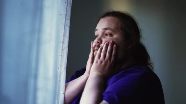 Homme Anxieux Surpoids Debout Par Fenêtre Sentant Désespéré Anxieux Émotion — Video