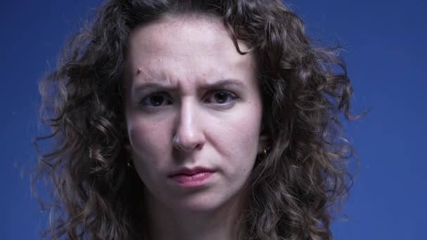 Tatminsiz Sert Çeken Sıkıntılı Can Sıkıcı Bir Kadın Mavi Arka — Stok video