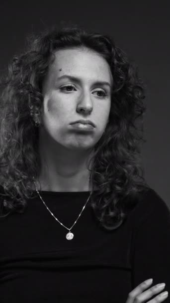 Trött Kvinna Upplever Uttråkad Suckande Och Känsla Trötthet Rasande Person — Stockvideo