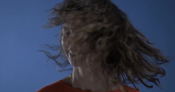 这位无忧无虑的年轻女子以800发的速度在超级慢动作中摇头晃脑 她用高速相机拍摄下了一张开心的 特写的脸 — 图库视频影像