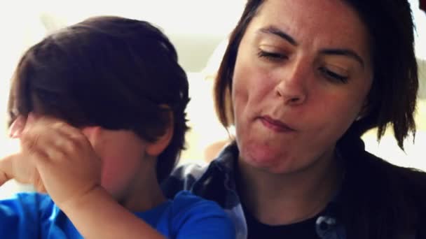 Semester Mat Mor Utfodring Restless Child Lap Restaurang Äkta Familjemåltider — Stockvideo