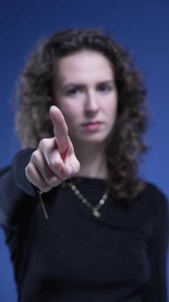 Mujer Cerca Saludando Finger Diciendo Cámara Rechazando Oferta Severo Lenguaje — Vídeo de stock