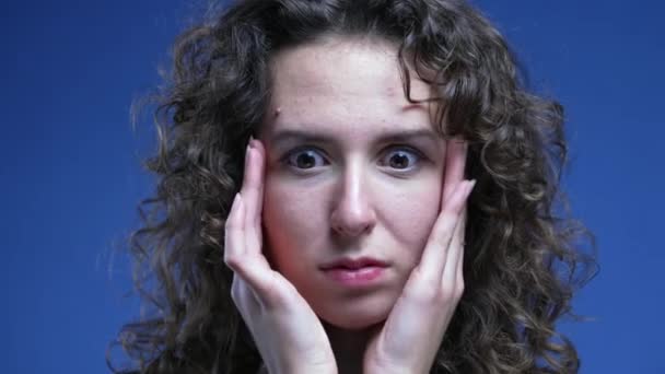 Mujer Joven Abrumada Estresada Tratando Calmar Nerviosismo Poniendo Las Manos — Vídeo de stock