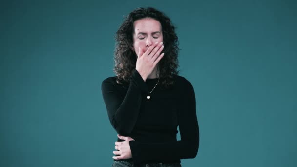 Utmattad Person Täcker Munnen Gäspningar Visar Signal Trötthet Stående Teal — Stockvideo