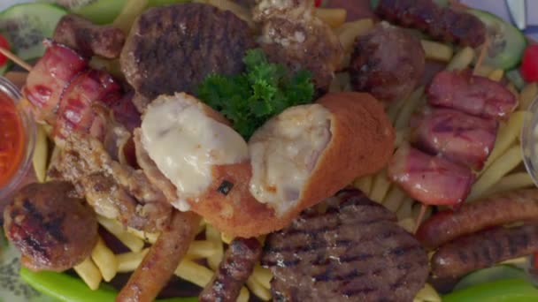 Overhead View Decadent Greek Feast Worstjes Frietjes Spek Sauzen Galore — Stockvideo