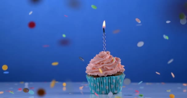 与一支生日蜡烛的蛋糕 — 图库视频影像