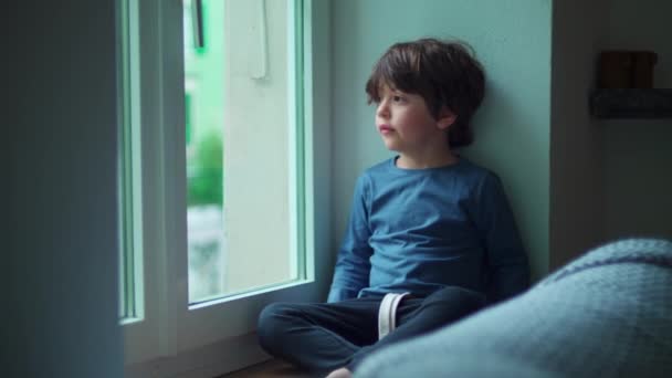 Sıkıcı Çocuk Ikinci Kattan Dışarı Bakarak Evin Içinde Oturuyor Dışarı — Stok video