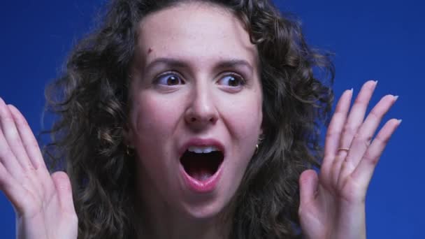 Žena Reaguje Šokem Překvapením Detailní Záběr Tvář Užaslé Ženy Pocitem — Stock video