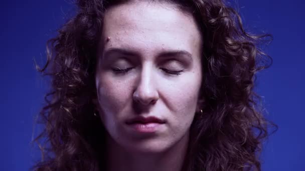 Femme Choquée Réaction Bouche Ouverte Regardant Caméra Latéralement Dans Incrédulité — Video