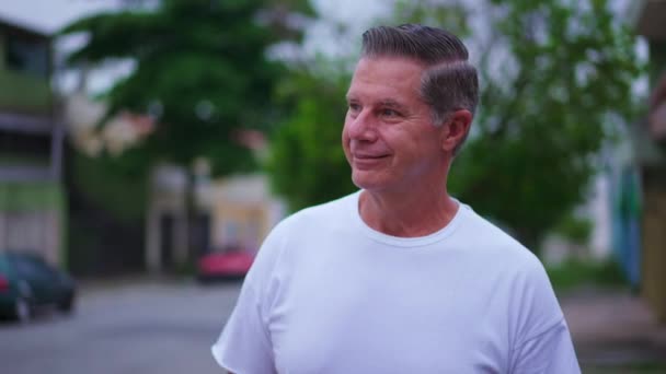 Homem Mais Velho Feliz Andando Rua Cidade Sorrindo Homem Meia — Vídeo de Stock