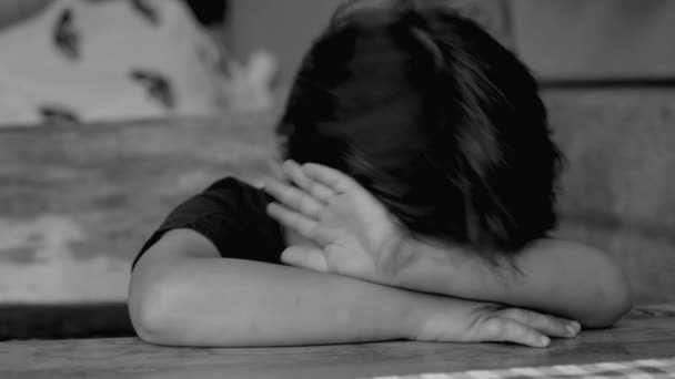 Przygnębione Dziecko Chowa Twarz Ramionami Zmaga Się Lękiem Samotnością Odizolowany — Wideo stockowe
