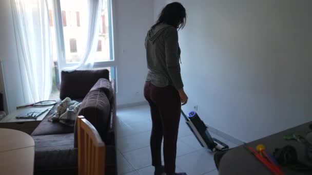 Женщина Пылесосит Домашний Этаж Стиль Жизни Человека Выполняющего Домашнюю Работу — стоковое видео