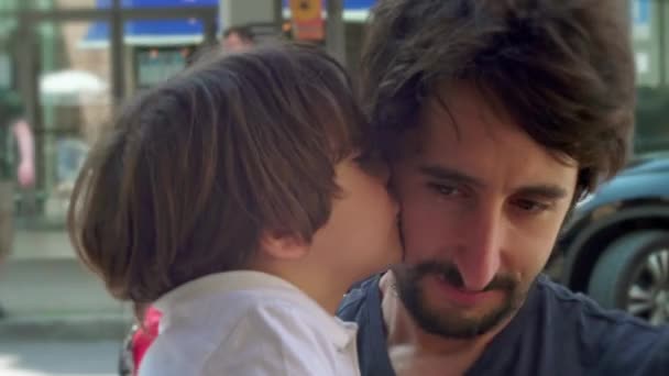 Barnet Viser Tegn Kærlighed Til Far Udenfor Byen Lille Dreng – Stock-video
