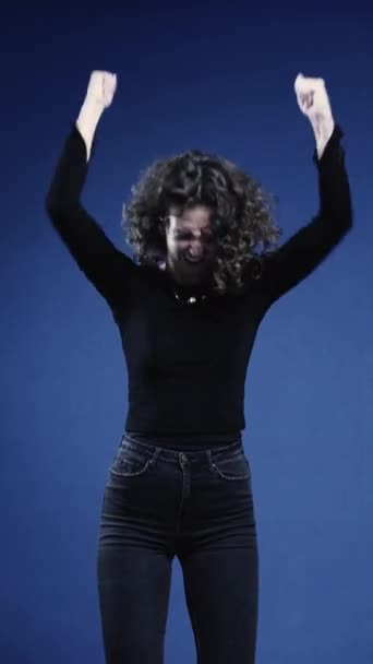 成功与向上的拳头的女性喜悦 垂直方向的蓝色背景 — 图库视频影像