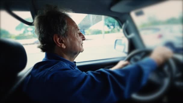 Idoso Conduz Carro Pessoa Idosa Madura Dirigindo Veículo Movimento Estrada — Vídeo de Stock