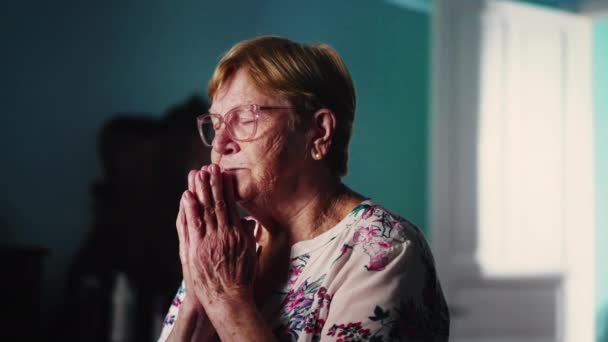 Mujer Mayor Religiosa Orando Dios Dormitorio Esperanzada Anciana Madura Oración — Vídeos de Stock
