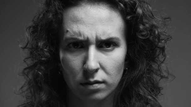 フローズドアイブロー 激しいモノクロマティック 黒と白でカメラを直接見ている真剣な表情の女性 — ストック動画