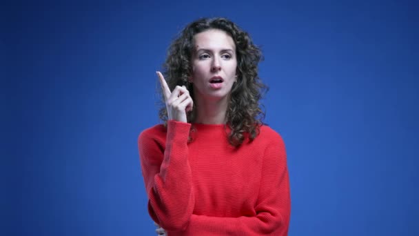 Persona Femenina Años Rizada Teniendo Momento Eureka Mujer Levantando Dedo — Vídeos de Stock