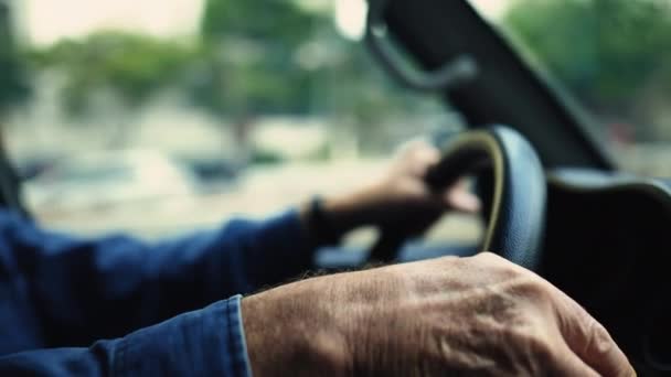 Zamknij Ręce Trzymając Kierownicę Mieście Jeden Starszy Mężczyzna Biały Kierowca — Wideo stockowe