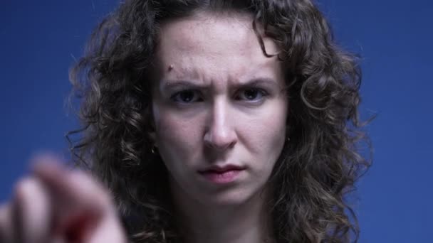 ジェスチャーで指を振る女性 20代の女性による拒絶のボディランゲージ カメラを直接見る — ストック動画