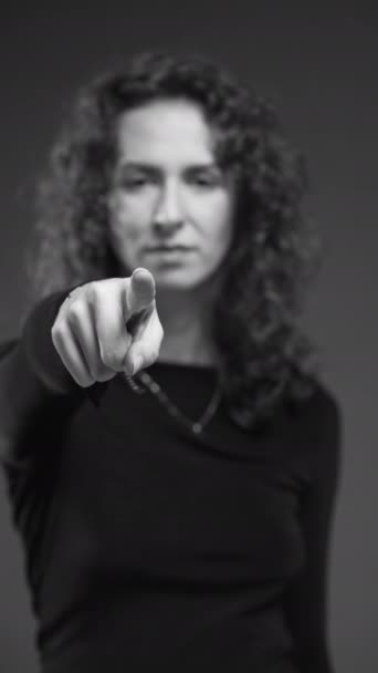 Kvinna Anklagar Betraktaren Genom Att Peka Finger Mot Kameran Dramatisk — Stockvideo