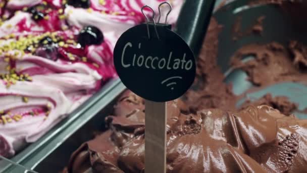 Jégkrém Szalon Ízek Kiállítva Üveg Pult Mögött Csokoládé Szó Olasz — Stock videók